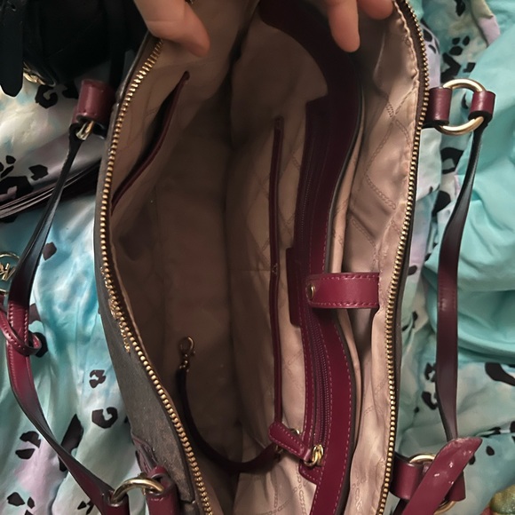 I’m selling a Michael kors tote in good condition I just don’t use it anymore - Picture 2 of 3